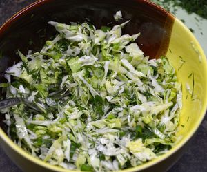 Zielona sałatka bogini to nowy kulinarny hit. Jest superprosta i mega chrupiąca 