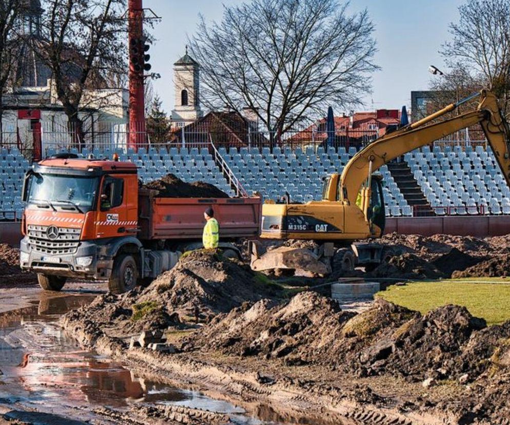 W Bydgoszczy trwa modernizacja toru żużlowego. Oświetlenie stadionu ma już trzydzieści lat. Wiemy, ile potrwają prace