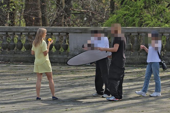 Małgorzata Socha przebiera się w parku