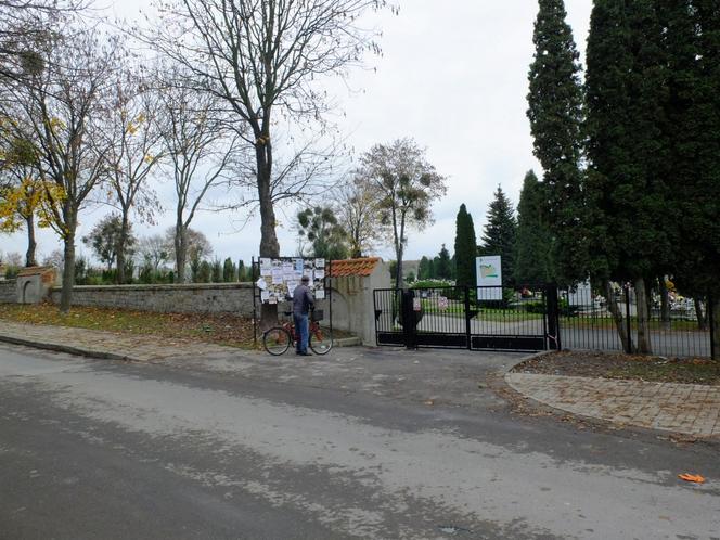 NA CMENTARZU W CHEŁMIE MOŻNA SKŁADAĆ WIEŃCE. NA POMOC ODWIEDZAJĄCYM GROBY PRZYSZLI PRACOWNICY NEKROPOLII