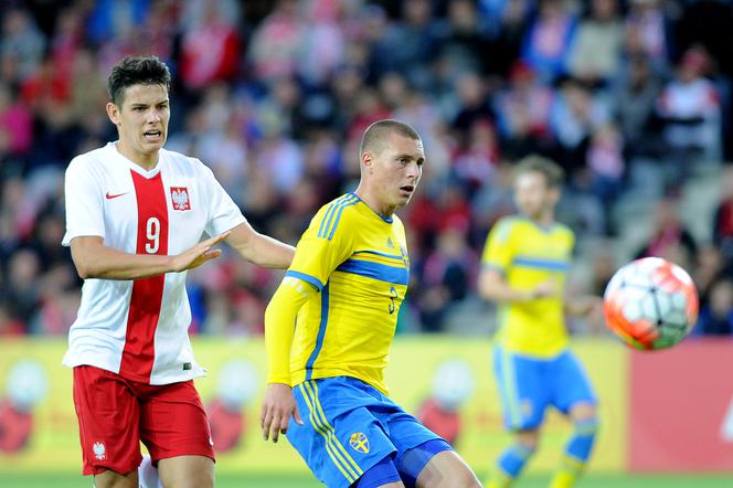 Victor Lindelof w starciu z Mariuszem Stępińskim