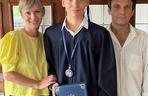 Feliks Matecki i jego rodzice Anna i Łukasz świętują odebranie dyplomu absolwenta szkoły podstawowej