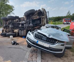 Tragiczny wypadek pod Giżyckiem. W zderzeniu skody z ciężarówką zginęła 66-latka [ZDJĘCIA]