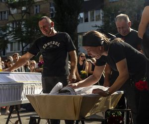 Rakiety Putina zabiły 2-latkę w ramionach mamy! Zdjęcia z pogrzebu ściskają za serce