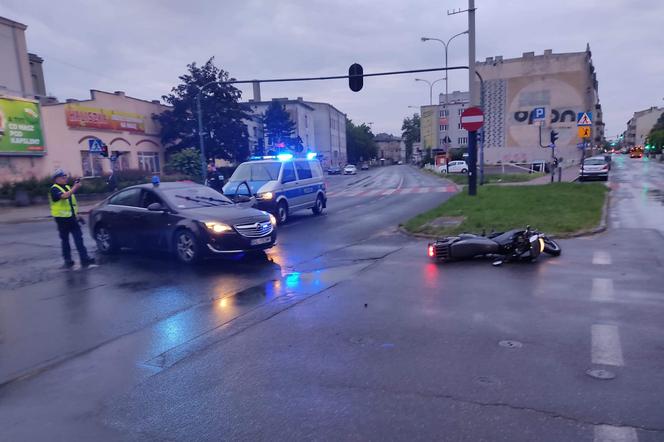 Brawurowa ucieczka motocyklisty przed policją. 26-latek pędził POD PRĄD w centrum Łodzi
