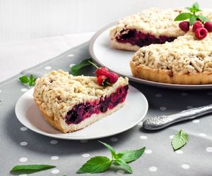 Placek z jeżynami i kruszonką, który podbije każde podniebienie! Przepis na domowe ciasto jak z najlepszej cukierni