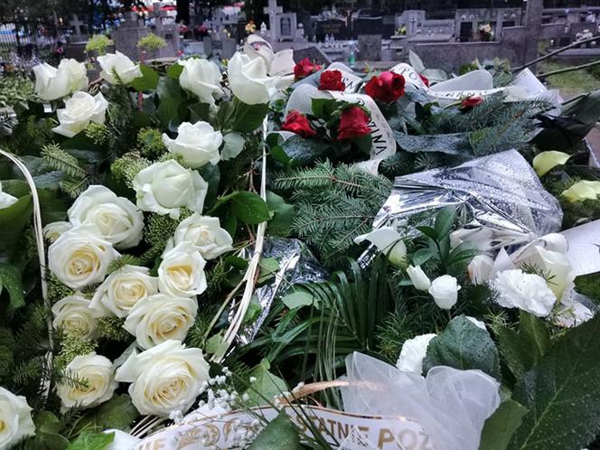 Tragedia w Salisbury. Zamordowane kobiety pochowane w Tarnowie. Grobu nie widać spod kwiatów