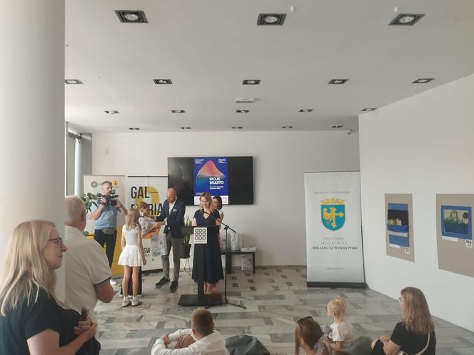 Wystawa "Moje miasto - słucham dźwięków, dotykam faktur"
