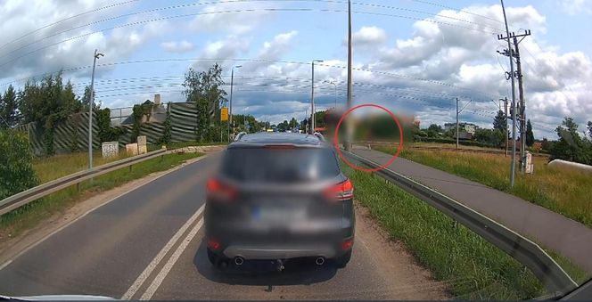Oława. 37-latek wszedł na przejazd mimo opuszczonych rogatek. Tak się tłumaczył [ZDJĘCIA].