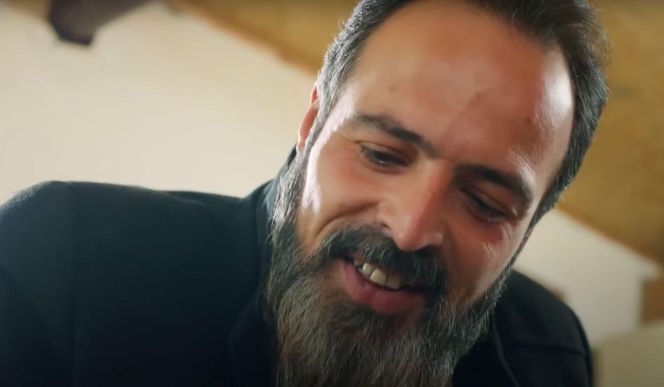 Zeynep będzie przetrzymywana przez porywacza, a Yildiz przyłapie Melis na rozmowie z przestępcą. Ghonul i Bulent zaczną odchodzić od zmysłów, a Ege trafi na trop.