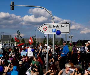 Protest przeciw planowanej rozbudowie fabryki Tesli pod Berlinem 