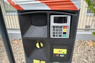 W Bydgoszczy są już nowe parkomaty, ale nie działają. Kierowcy czekają, bo mają dość szukania drobnych