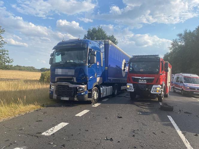 BMW zderzyło się czołowo z tirem w Myszęcinie