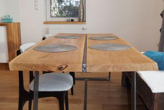 Drewniany stół z elementami stalowymi