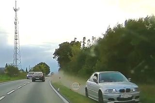 Kierowca bmw pędził ścieżką rowerową pod Bydgoszczą. Policjanci mówią, że uciekał