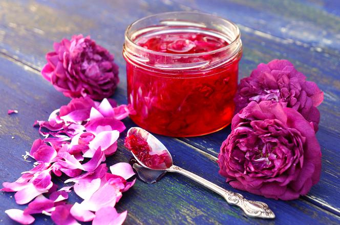 Płatki dzikiej róży w cukrze - jak zrobić? Prosty przepis na kwiatowy rarytas
