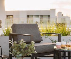 Minimalizm na balkonie. Styl, który w 2025 roku wygrywa z boho i urban jungle