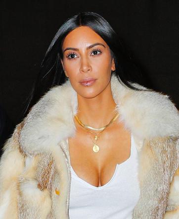 Kim Kardashian w workowatych spodniach