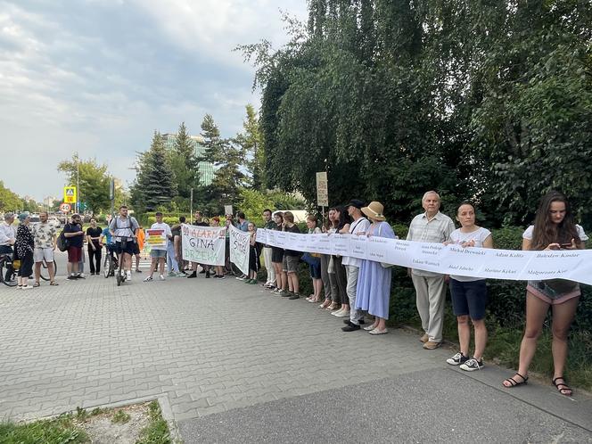 Protest mieszkańców przeciwko wycince drzew pod budowę linii tramwajowej do Mistrzejowic.