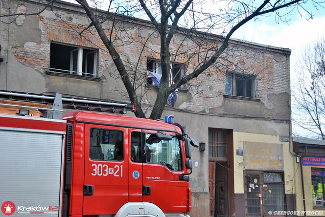 Pożar na ul. Wrocławskiej w Krakowie. Strażnicy miejscy wskoczyli w ogień ratować dwie osoby [GALERIA ZDJĘĆ]