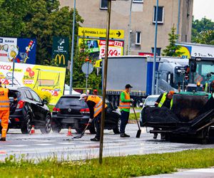 Robotnicy pracują w ulewę