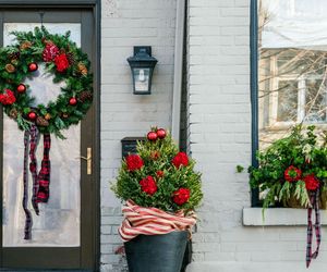 Dekoracje drzwi wejściowych na Boże Narodzenie