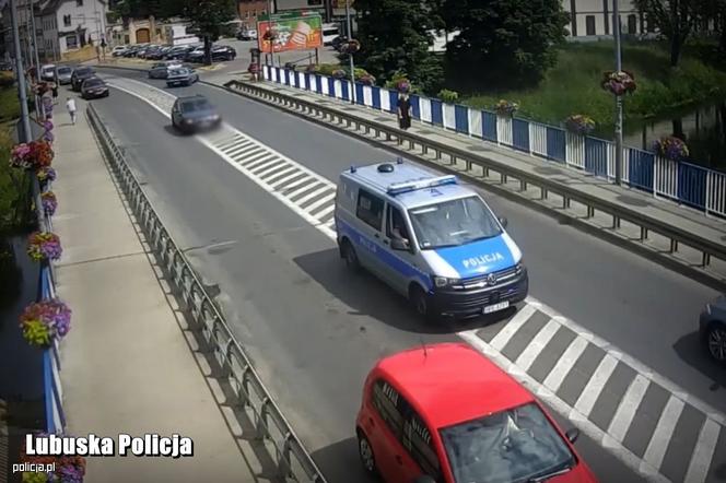 Międzyrzecze. 3-latka była słaba, co chwilę traciła przytomność. Policja eskortowała ją do szpitala [WIDEO]