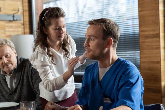 Na dobre i na złe, odcinek 732. Matylda (Amelia Czaja), Michał Wilczewski (Mateusz Janicki), Cezary (Daniel Olbrychski)