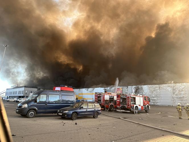 Akcja gaśnicza pożaru hali przy Marywilskiej 44 w Warszawie