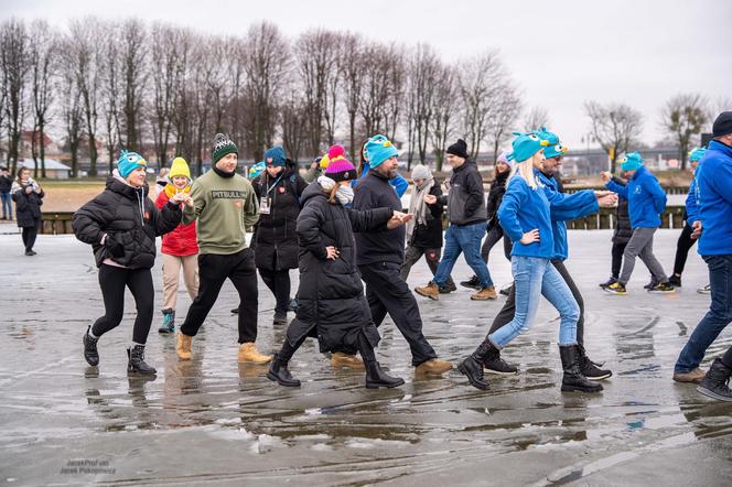 Ten taniec był wyjątkowy. Morsy z Giżycka zatańczyły poloneza… na lodzie [ZDJĘCIA]