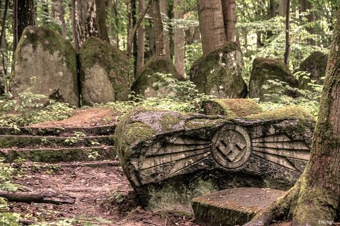 Pseudomegalityczny cmentarz Dohnów na Mazurach [GALERIA]