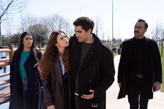 Złoty chłopak poza ekranem: Co naprawdę łączy Afrę i Merta?