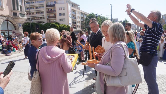  Dni Bajki 2024. W centrum Olsztyna zrobiło się bajkowo. Dzieci przejęły władzę nad miastem [ZDJĘCIA]