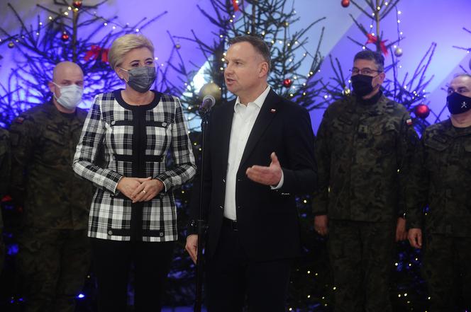 Andrzej Duda z małżonką odwiedzili żołnierzy na granicy
