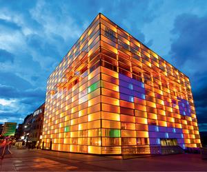 Światło rozświetlające lustro wody. Ars Electronica Center, Linz, proj. Treusch Architekture