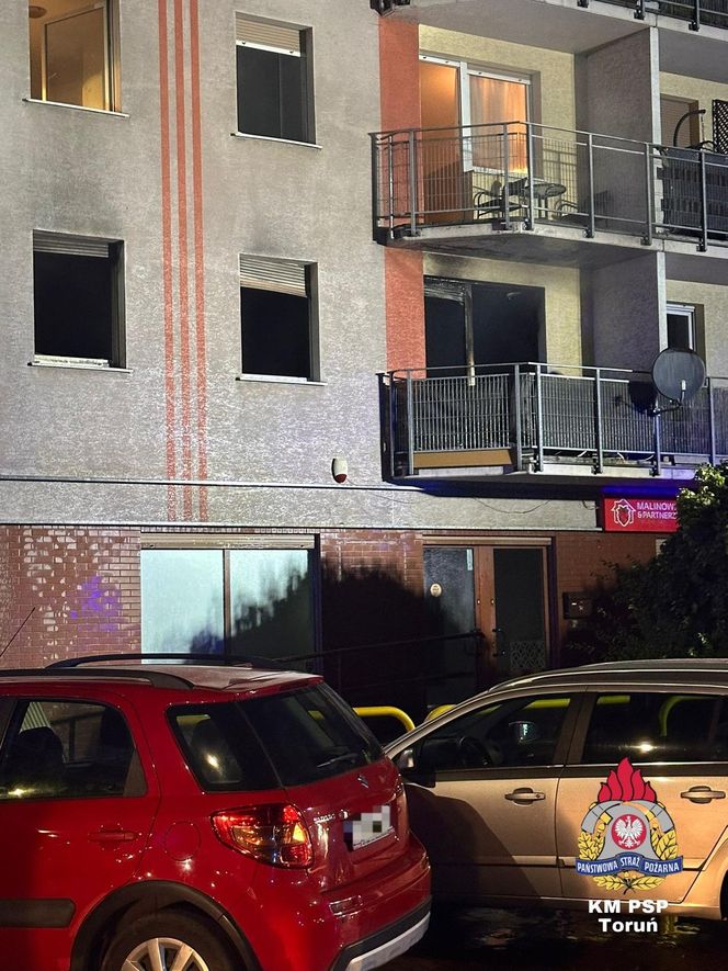 Toruń. Pożar bloku przy ul. Lubickiej. Dwie osoby wyskoczyły z okna [ZDJĘCIA]