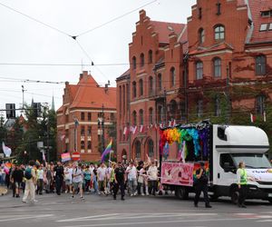 Tęcza, boa, antyfaszyzm. VI Marsz Równości w Toruniu [GALERIA]