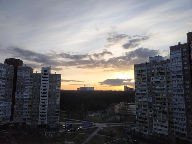 Kijów zakazał wychodzenia z domów - z wyjątkiem potrzeby dotarcia do najbliższego schronu lub metra.