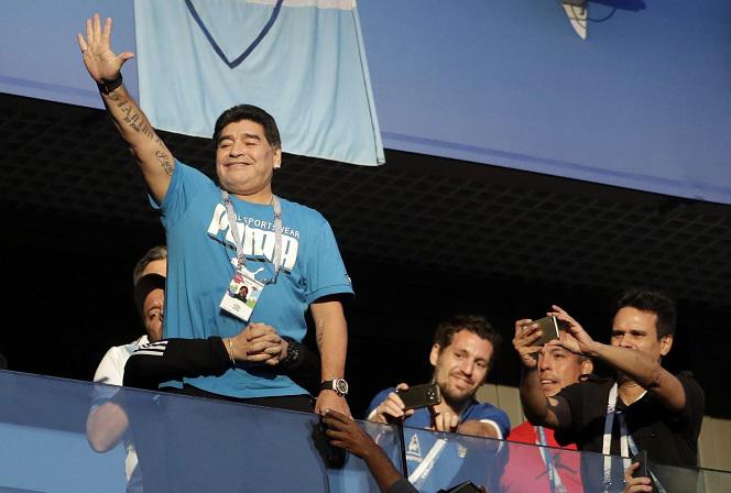 Maradona tańczy, szaleje i... śpi. Zadziwiające reakcje Argentyńczyka