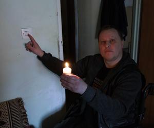 Niepełnosprawny mężczyzna musi grzać się przy świecach 