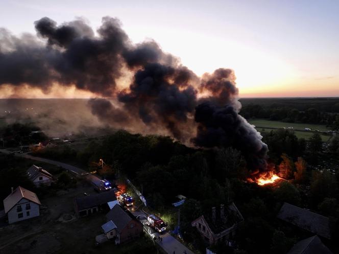 Kłęby czarnego dymu nad okolicą