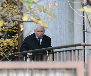 Jarosław Kaczyński dźwiga potężny baniak z wodą. Ochroniarze tylko się patrzą