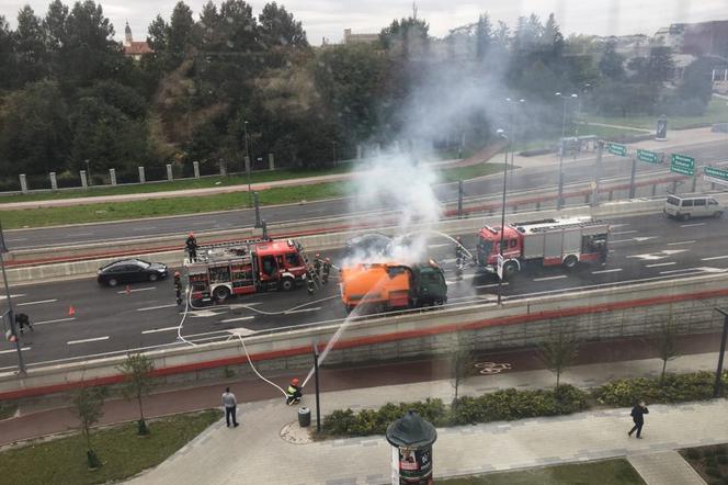 Kraków: Na Rondzie Mogilskim zapalił się pojazd MPO [ZDJĘCIA]