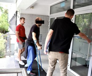 Daniel W. ruszył z młotkiem na policjanta. Potem padł strzał. 49-latek usłyszał zarzut