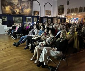 Ikona elegancji i polskiego malarstwa. Jej historia zachwyciła widzów w Chicago