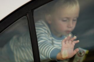 Troje dzieci utknęło w samochodzie. Na zewnątrz było 30 stopni, minuty dzieliły od dramatu
