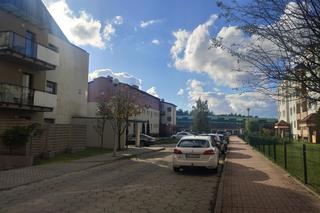 Na tym osiedlu doszło do zabójstwa sześciolatka. Pod blokiem stanęły znicze