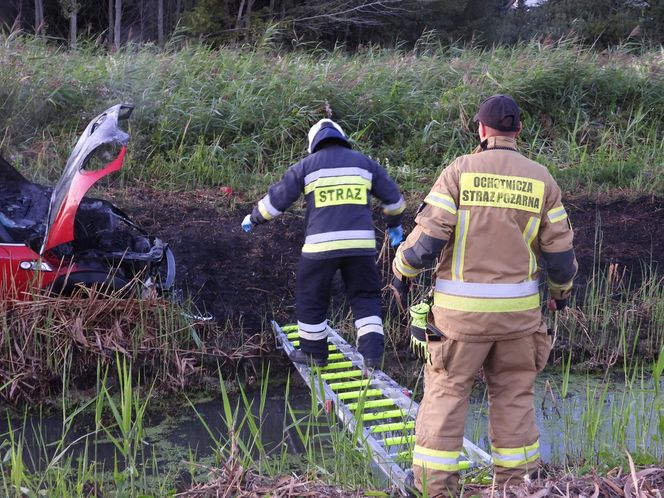 Mini Cooper w ogniu! Kierowca osobówki utknął w błocie i spalił auto