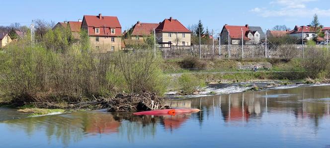 Starszy mężczyzna utonął po wywrotce kajaka. 40-latka cudem uniknęła śmierci