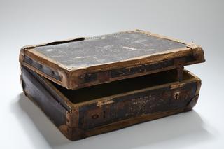 Warszawa. Walizka z powstania leżała na śmietniku. Cudem ocalała dzięki mieszkankom Pragi